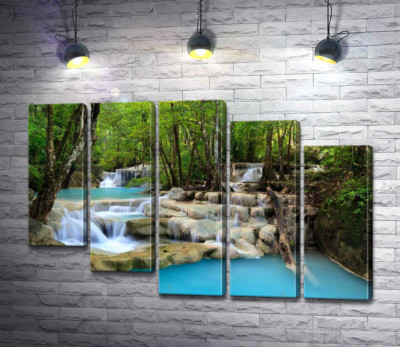 Бірюза води плавно ллється по скелястим сходинками водоспаду Ераван (Erawan falls)