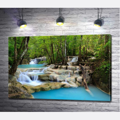 Бірюза води плавно ллється по скелястим сходинками водоспаду Ераван (Erawan falls)
