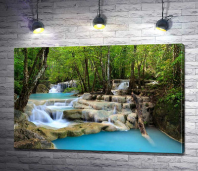 Бірюза води плавно ллється по скелястим сходинками водоспаду Ераван (Erawan falls)
