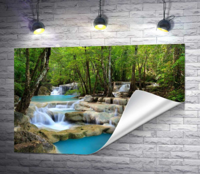 Бирюза воды плавно льется по скалистым ступеням водопада Эраван (Erawan falls)