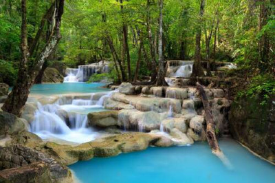 Бирюза воды плавно льется по скалистым ступеням водопада Эраван (Erawan falls)