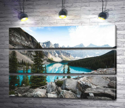 Вид на озеро Морейн (Moraine Lake) зі скелястої вершини 