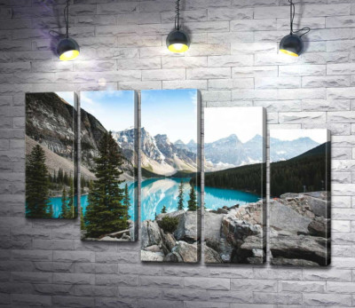 Вид на озеро Морейн (Moraine Lake) зі скелястої вершини 