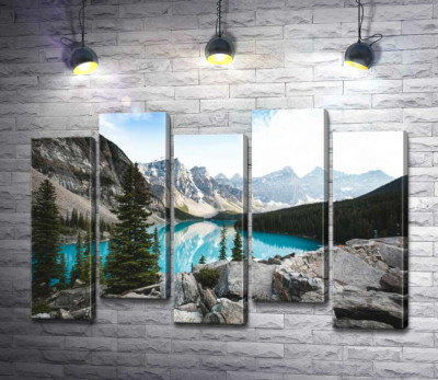 Вид на озеро Морейн (Moraine Lake) со скалистой вершины