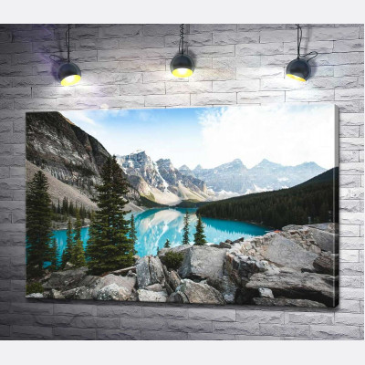 Вид на озеро Морейн (Moraine Lake) со скалистой вершины