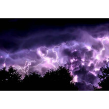 Грозовое небо, подсвеченное молниями, горит фиолетовыми оттенками