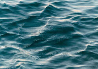 Сяюча бірюза водної поверхні