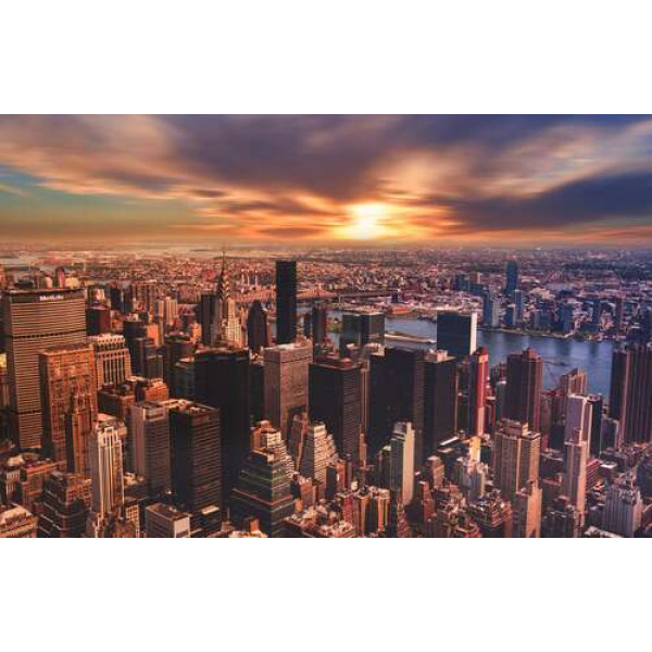 Бронзові хмарочоси Нью-Йорку підпирають вечірнє небо
