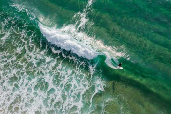 Сміливий серфінгіст виринає з гребня хвилі