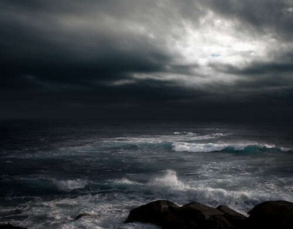 Грозный шторм надвигается на скалистый морской берег
