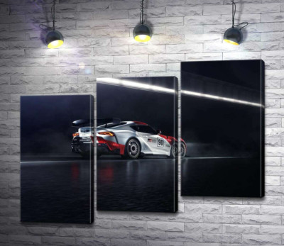Модульная картина "Гоночный автомобиль Тойота (Toyota GR Supra GT4) разгоняется на трассе"