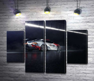 Гоночный автомобиль Тойота (Toyota GR Supra GT4) разгоняется на трассе