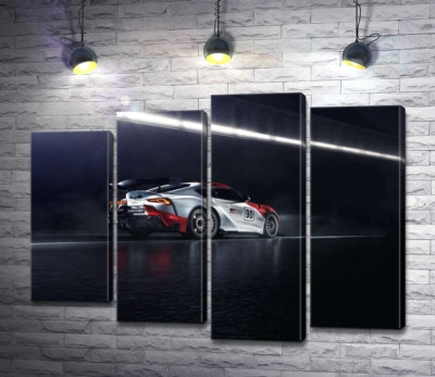 Модульная картина "Гоночный автомобиль Тойота (Toyota GR Supra GT4) разгоняется на трассе"