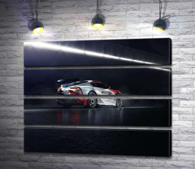 Гоночний автомобіль Тойота (Toyota GR Supra GT4) розганяється на трасі