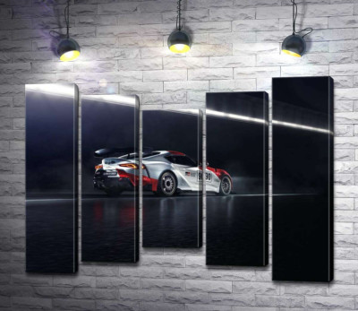 Гоночный автомобиль Тойота (Toyota GR Supra GT4) разгоняется на трассе