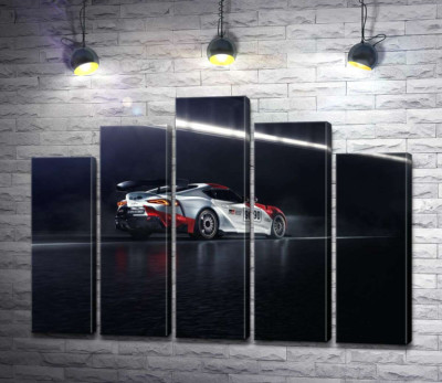 Гоночний автомобіль Тойота (Toyota GR Supra GT4) розганяється на трасі