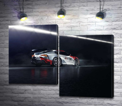 Модульна картина "Гоночний автомобіль Тойота (Toyota GR Supra GT4) розганяється на трасі"