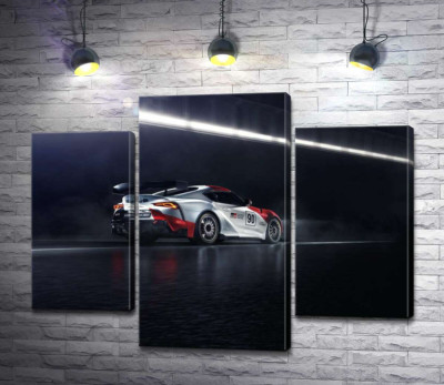 Гоночний автомобіль Тойота (Toyota GR Supra GT4) розганяється на трасі