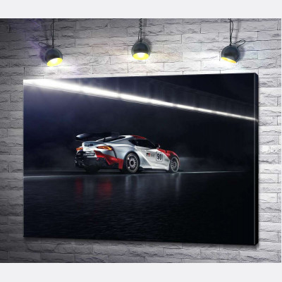 Гоночний автомобіль Тойота (Toyota GR Supra GT4) розганяється на трасі