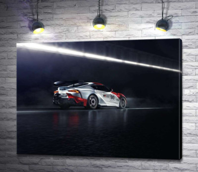 Гоночний автомобіль Тойота (Toyota GR Supra GT4) розганяється на трасі
