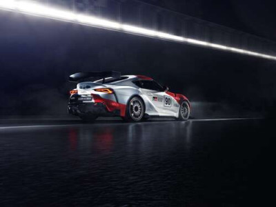 Гоночний автомобіль Тойота (Toyota GR Supra GT4) розганяється на трасі