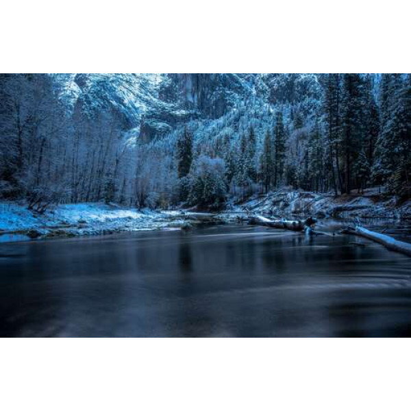 Зимові сутінки згущаються над замерзшою поверхнею гірського озера