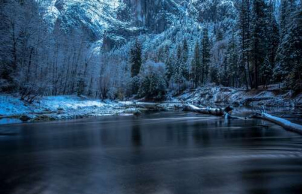 Зимові сутінки згущаються над замерзшою поверхнею гірського озера