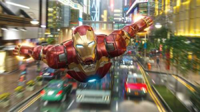 Супергерой Железный человек (Iron Man) летит над дорогой мегаполиса
