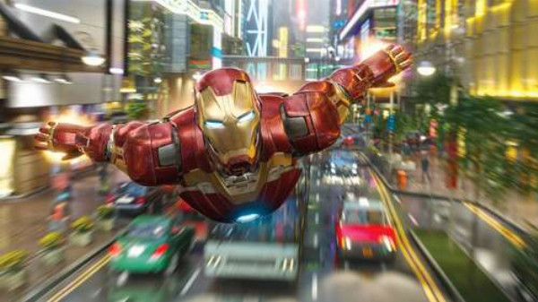 Супергерой Залізна людина (Iron Man) летить над дорогою мегаполісу