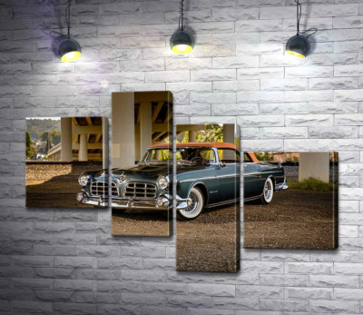 Модульна картина "Темний автомобіль кабріолет Chrysler 1955 стоїть в тіні мосту"