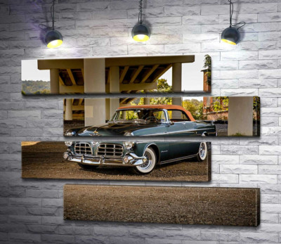 Темний автомобіль кабріолет Chrysler 1955 стоїть в тіні мосту