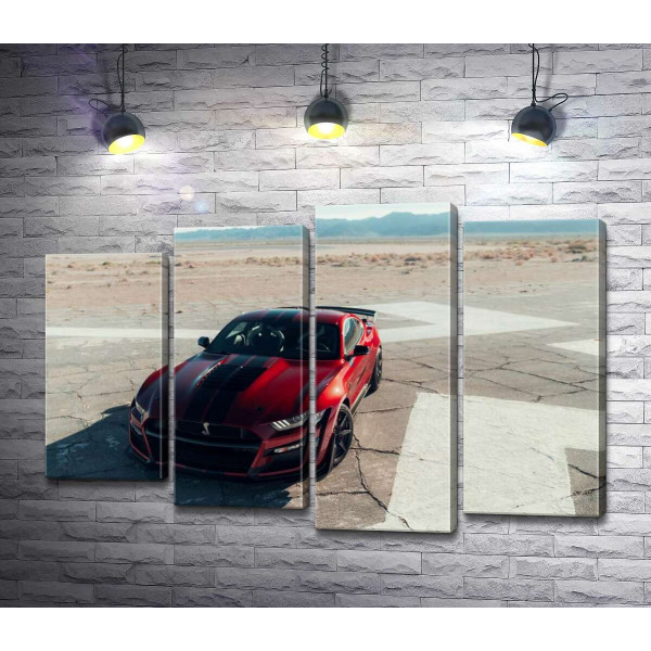 Красный Ford Mustang Shelby GT500 на пустынной трассе