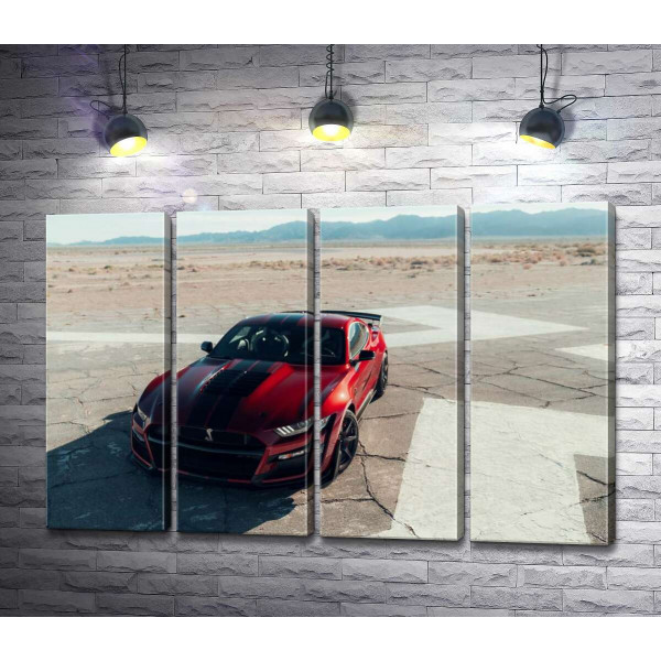 Красный Ford Mustang Shelby GT500 на пустынной трассе