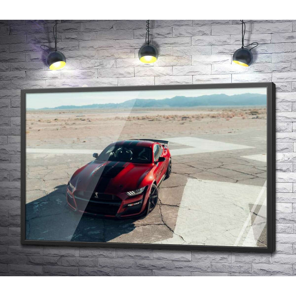 Червоний Ford Mustang Shelby GT500 на пустельній трасі