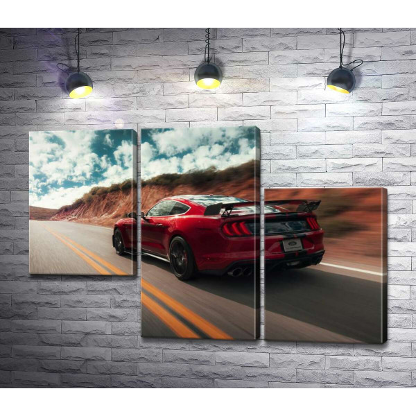 Яскрава пляма серед пустелі: червоний спортивний автомобіль Ford Mustang Shelby GT500