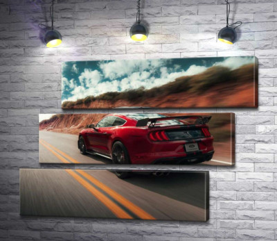Яскрава пляма серед пустелі: червоний спортивний автомобіль Ford Mustang Shelby GT500