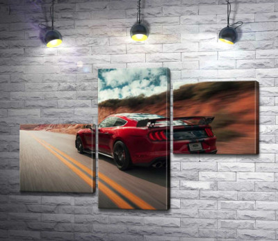 Яскрава пляма серед пустелі: червоний спортивний автомобіль Ford Mustang Shelby GT500