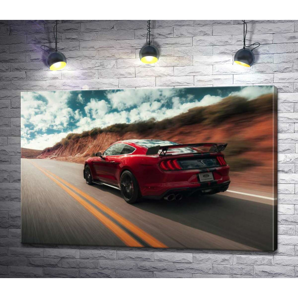 Яскрава пляма серед пустелі: червоний спортивний автомобіль Ford Mustang Shelby GT500