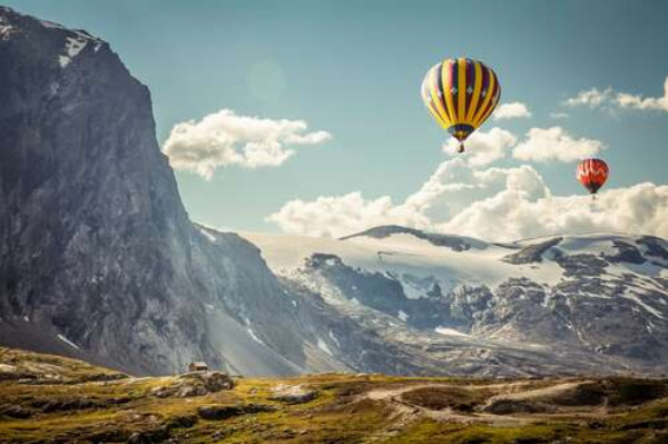 Воздушные шары среди заснеженных гор Исландии