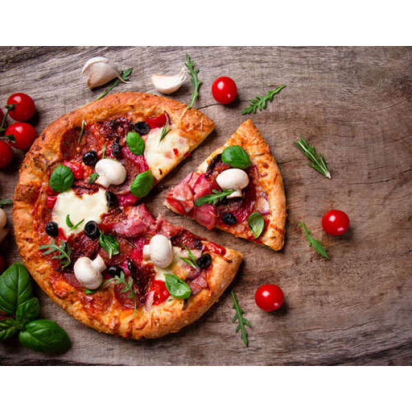 Хрустка піца з грибами, моцарелою та беконом