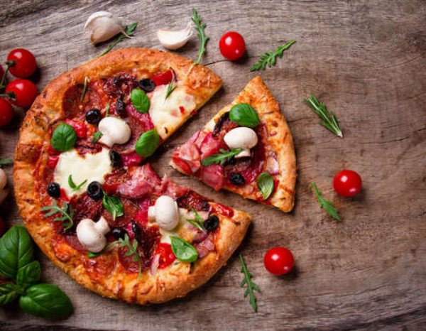 Хрустящая пицца с грибами, моцареллой и беконом