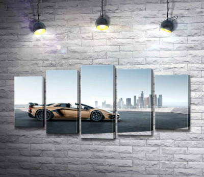 Золотий автомобіль Ламборгіні (Lamborghini Aventador) із чорними елементами