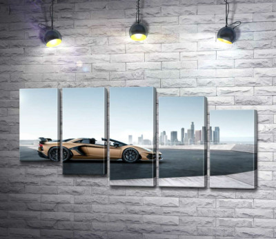 Золотий автомобіль Ламборгіні (Lamborghini Aventador) із чорними елементами