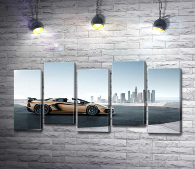 Золотой автомобиль Ламборгини (Lamborghini Aventador) с черными элементами