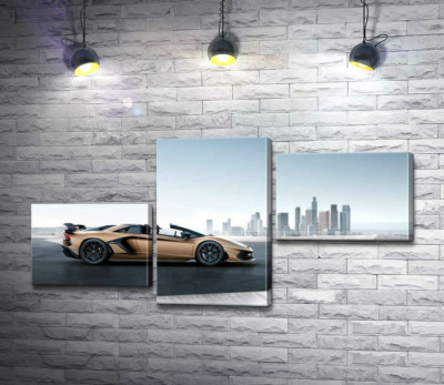 Золотой автомобиль Ламборгини (Lamborghini Aventador) с черными элементами