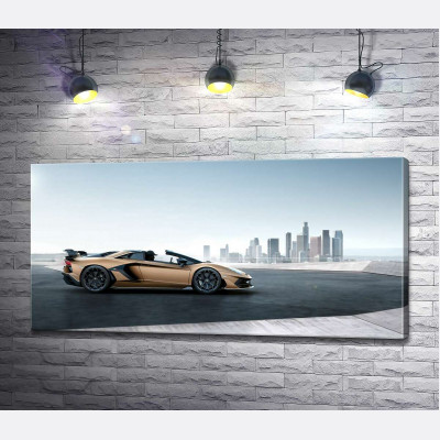 Золотий автомобіль Ламборгіні (Lamborghini Aventador) із чорними елементами