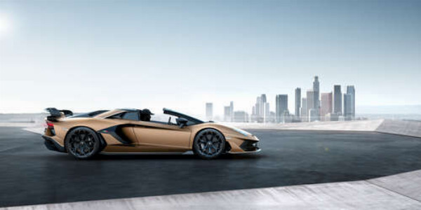 Золотий автомобіль Ламборгіні (Lamborghini Aventador) із чорними елементами