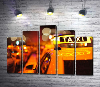 Модульная картина "Желтый маячок "Taxi" на крыше автомобиля"