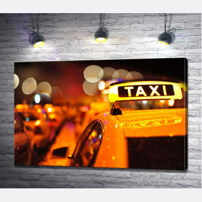 Жовтий маячок "Taxi" на даху автомобіля