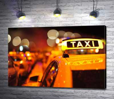 Жовтий маячок "Taxi" на даху автомобіля